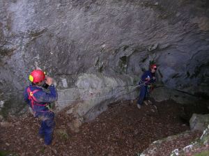 Prove di rilievo all'ingresso della Grotta Cosmini(foto G. Benedetti)
